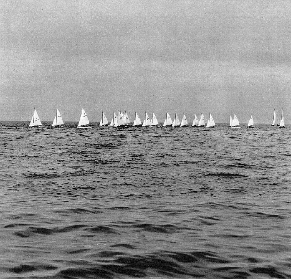 Piraten starten vor Warnemünde zur Regatta