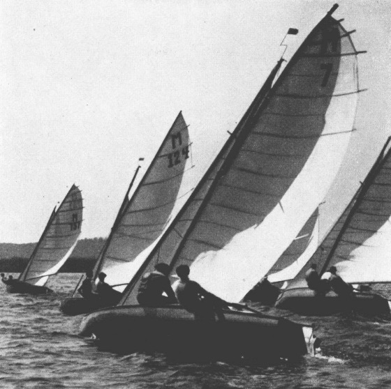 Ein Rudel 15-qm-Rennjollen auf dem Müggelsee.